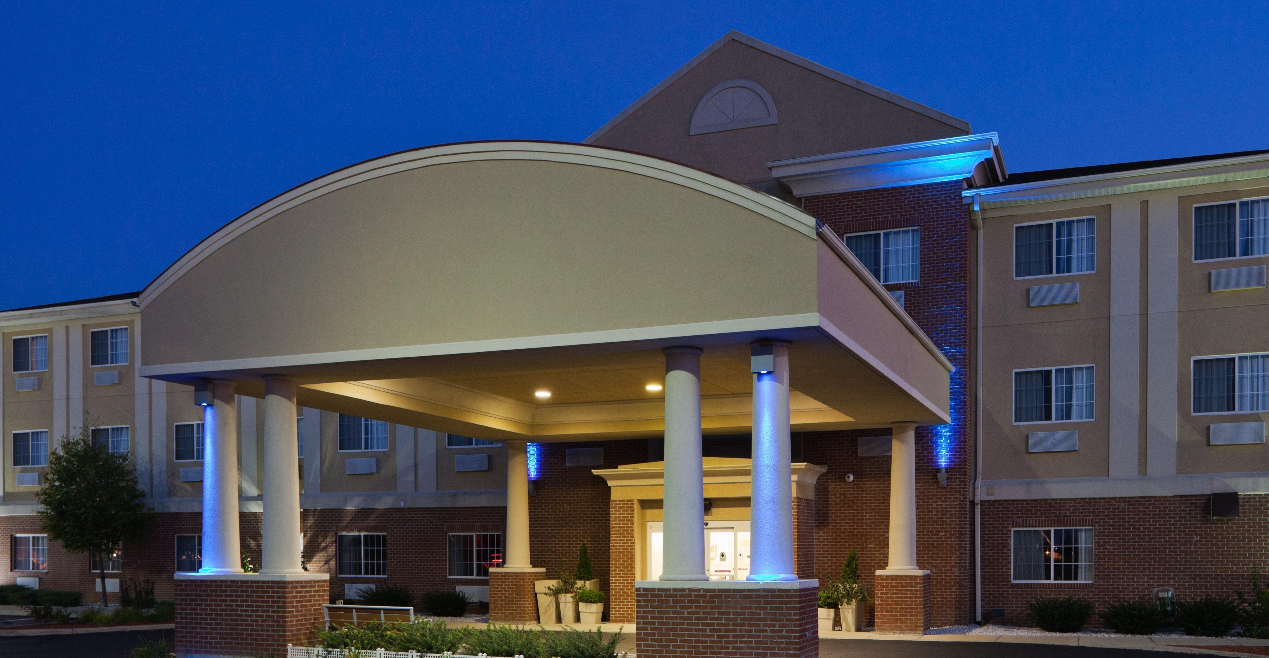 Holiday Inn Express Hotel & Suites Defiance By Ihg Exterior photo
